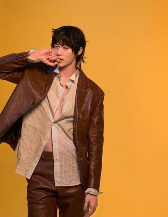 Byeon Woo Seok dalam setelan putih dan topi koboi