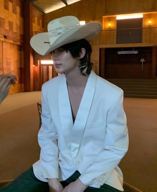 Byeon Woo Seok dalam potret hitam-putih yang intens