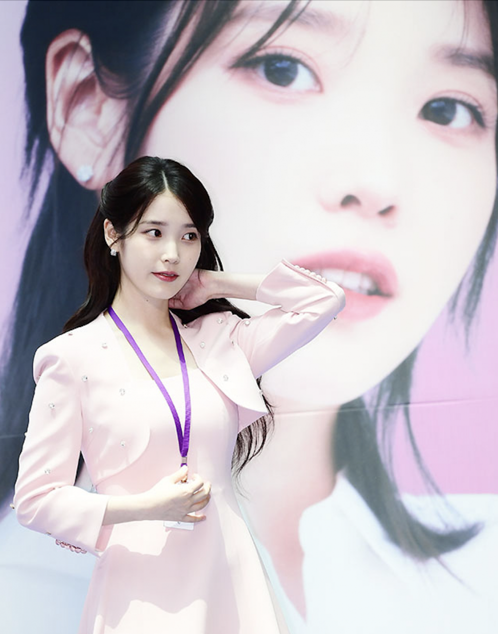 IU berpose saat upacara penunjukan duta Bea Cukai
