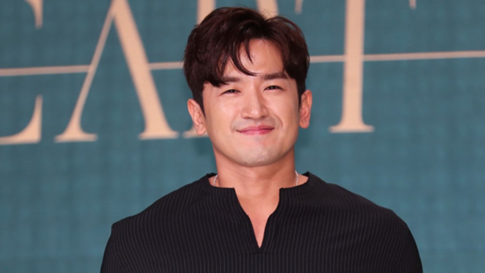 Lee Minwoo Shinhwa Umumkan Pernikahan Lewat Surat Tangan