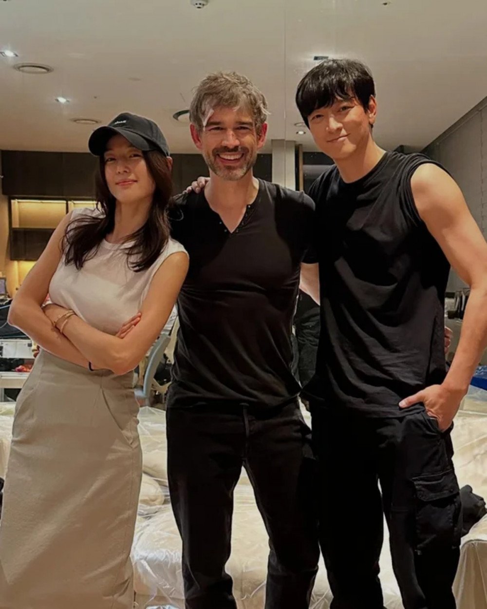 Jun Ji Hyun tampil elegan dengan topi baseball hitam dan rok krem