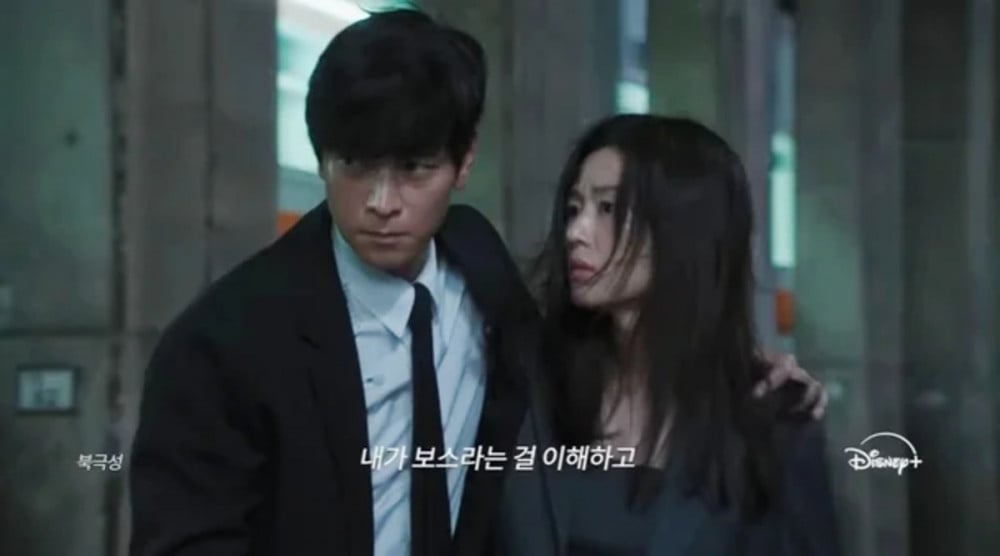 Kang Dong Won dengan atasan tanpa lengan hitam dan pesona maskulin