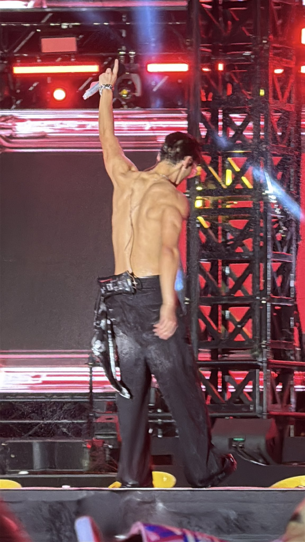 Shownu Monsta X yang terlihat berotot di atas panggung