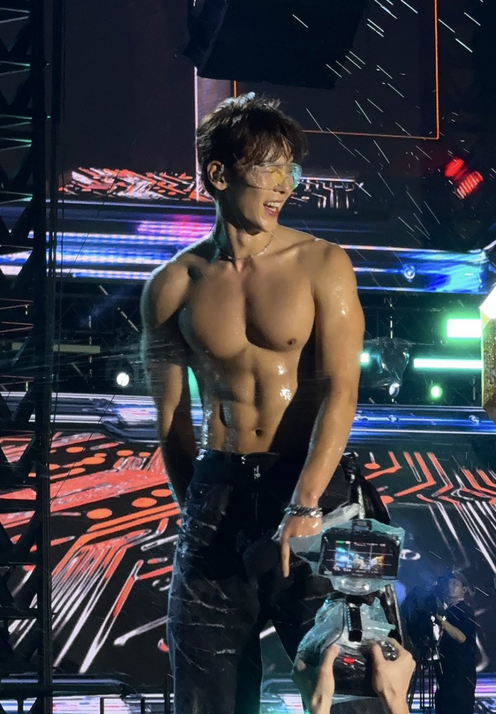 Potret Shownu Monsta X yang menawan di festival
