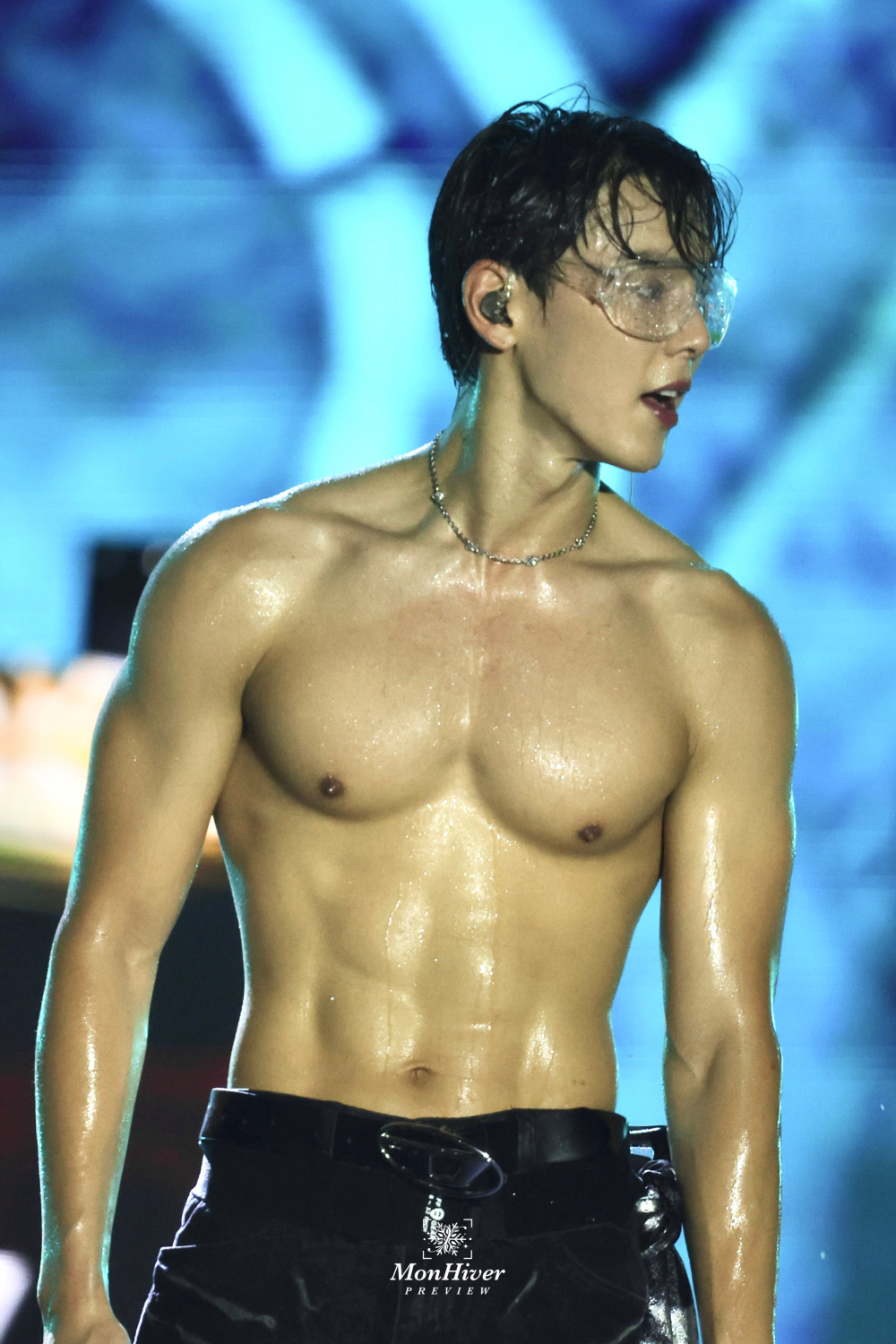 Shownu Monsta X berinteraksi dengan penonton Waterbomb