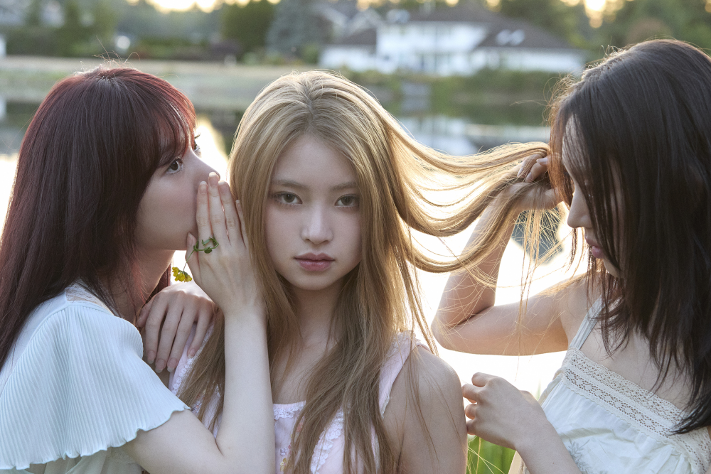 KiiiKiii Teaser Photo for Dancing Alone - Summer Vibe 4