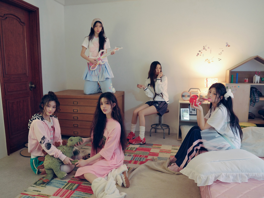 ILLIT Home Playing Teaser Photo