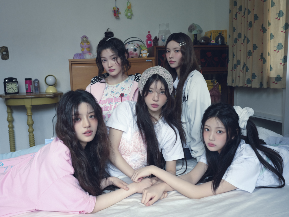 ILLIT Home Playing Teaser Photo