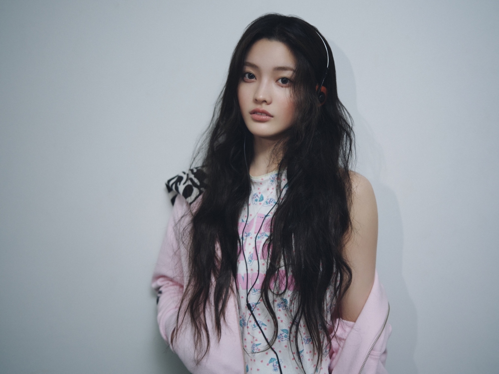 ILLIT Home Playing Teaser Photo