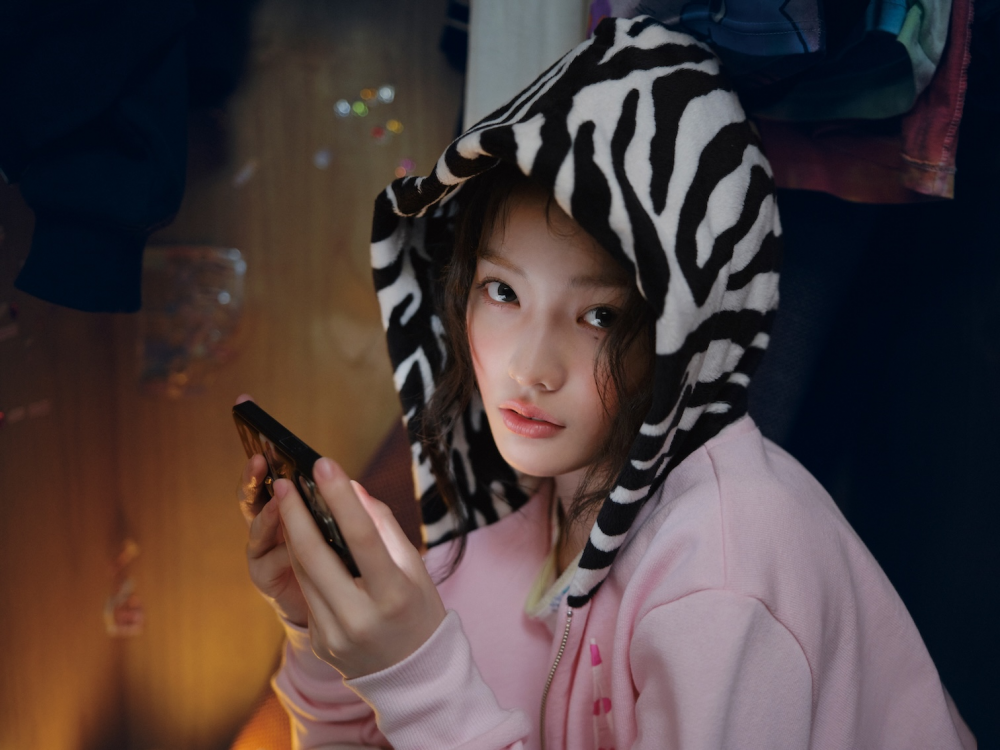 ILLIT Home Playing Teaser Photo