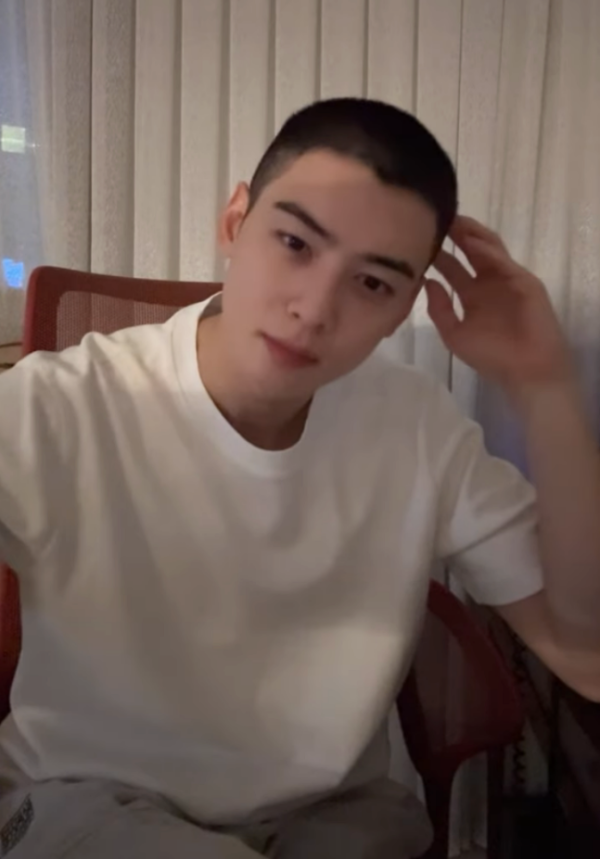 Cha Eun Woo tersenyum dengan rambut cepak