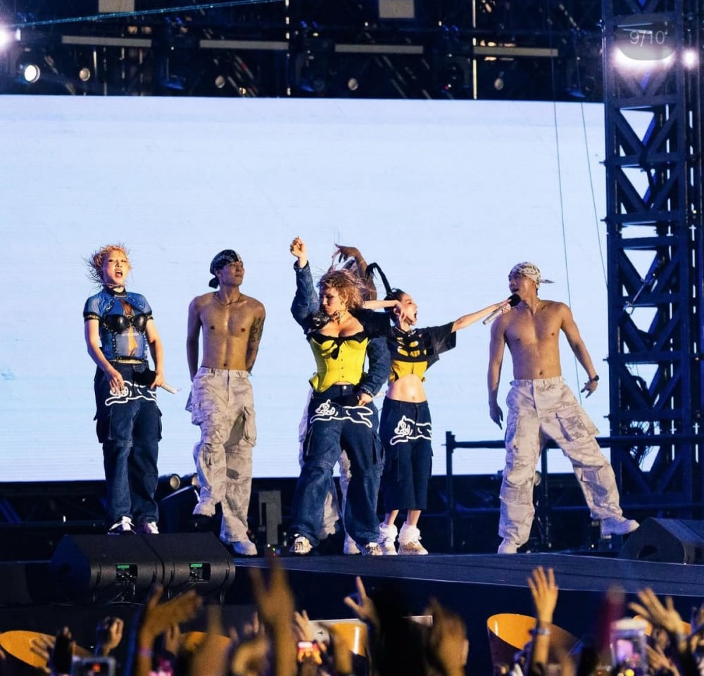 Foto grup anggota 2NE1 (Dara, CL, Minzy) di Waterbomb Busan
