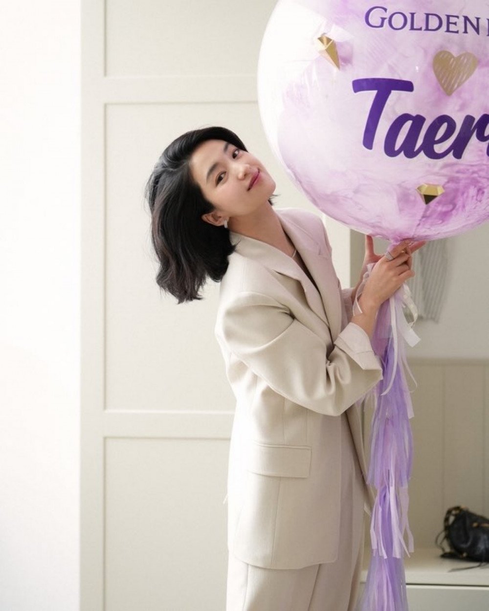 Kim Tae Ri berpose elegan dengan gaya rambut panjang