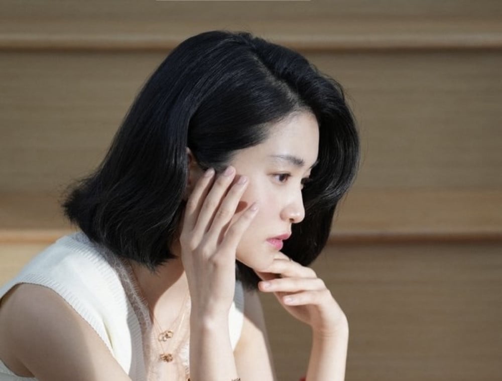 Kim Tae Ri Memukau dalam Foto Balik Layar Iklan Perhiasan