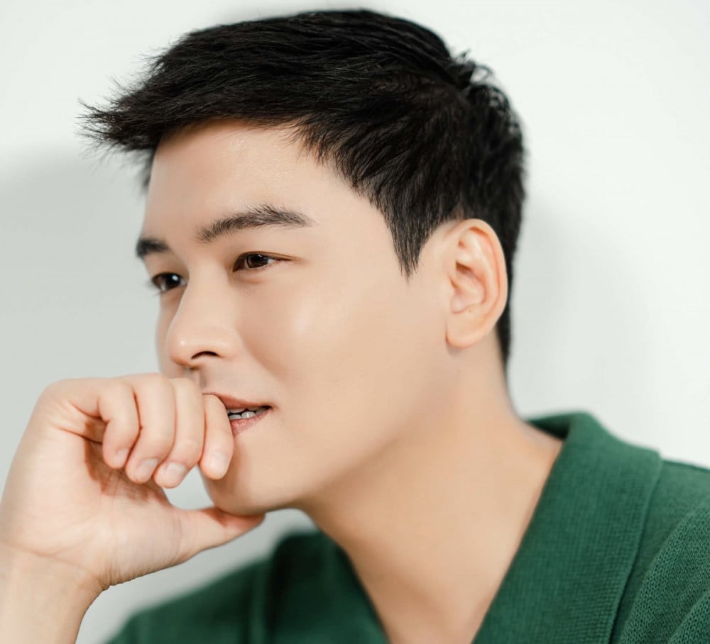 Aktor Lee Jang Woo Tegas Sangkal Rumor Kencan Ganda