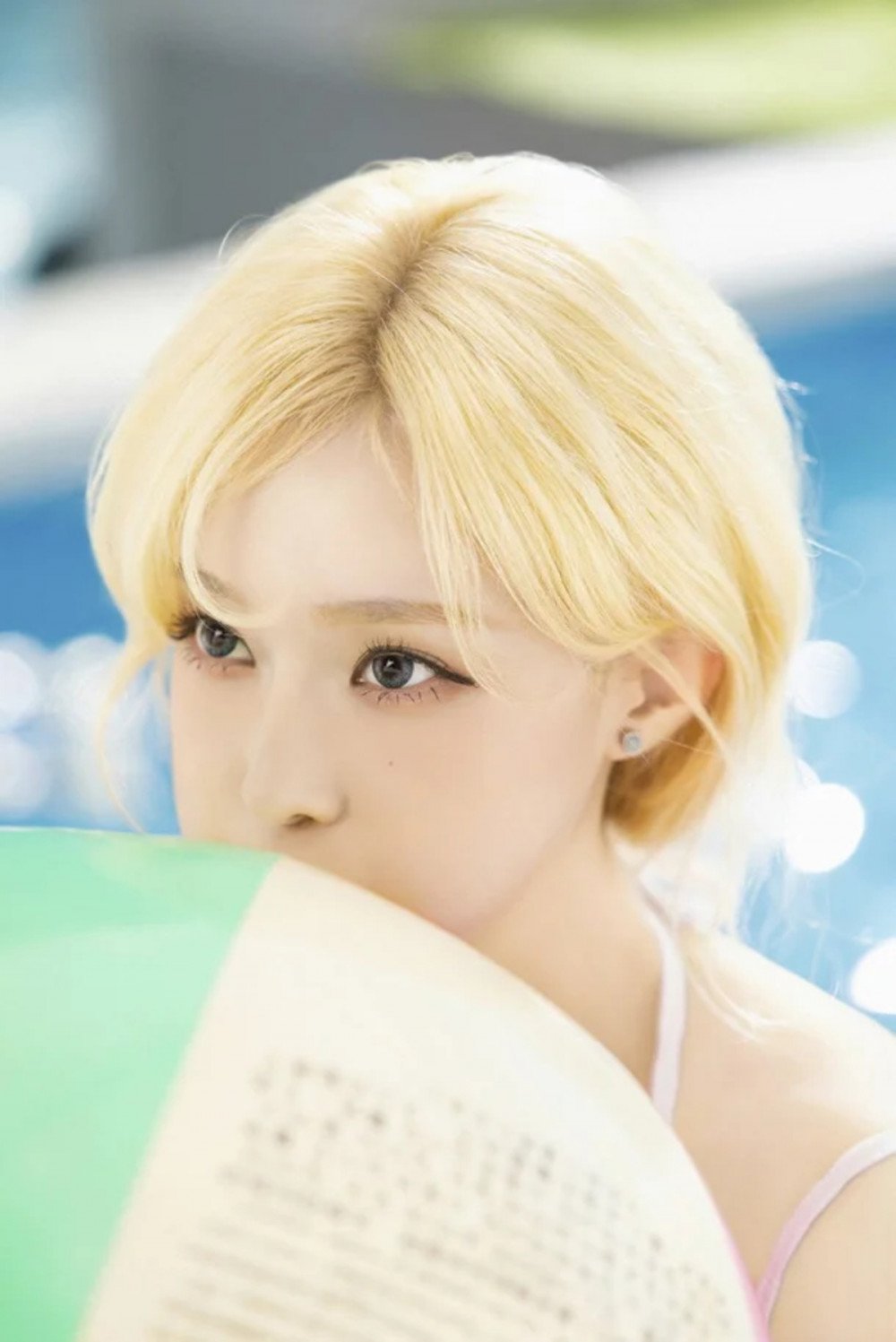 Senyum Winter aespa yang menawan saat syuting kampanye musim panas