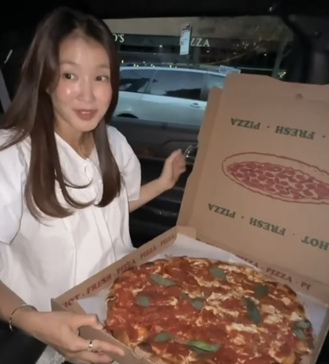 Lee Si Young Bagikan Momen Glamor di NYC, Terkuak Kehamilan IVF