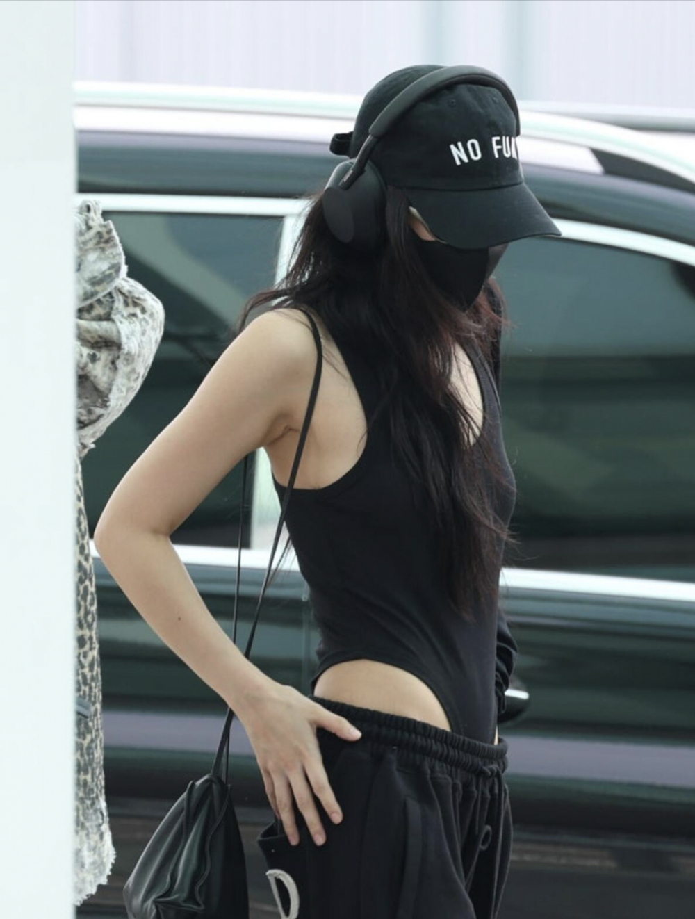 Gaya busana bandara Jennie BLACKPINK