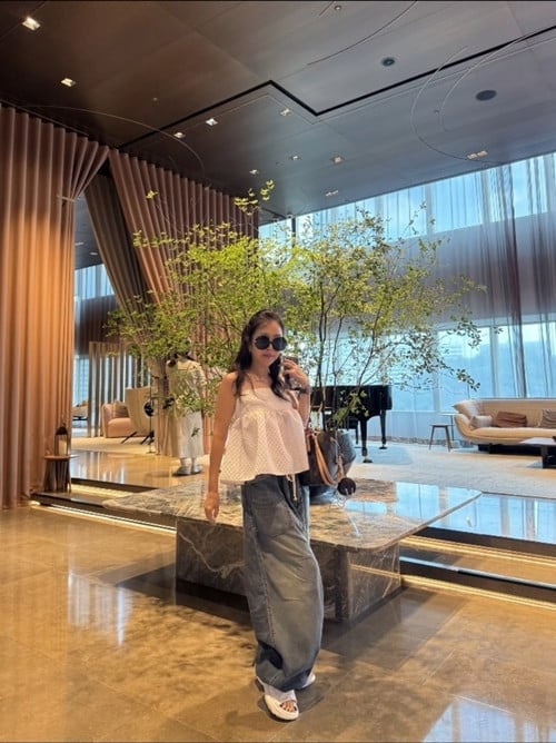 Park Jun Geum dengan kacamata hitam gaya Jennie dan rambut pony tail yang rapi.