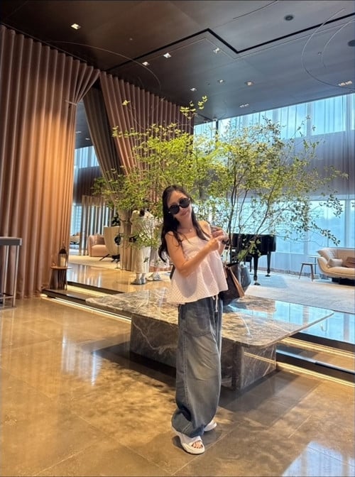 Park Jun Geum sedang berpose di lobi hotel dengan gaya 'cool & rich'.
