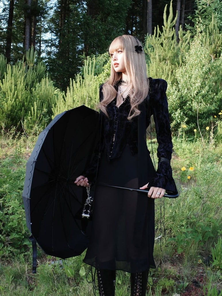 Lisa BLACKPINK tampil dalam busana serba hitam yang kuat