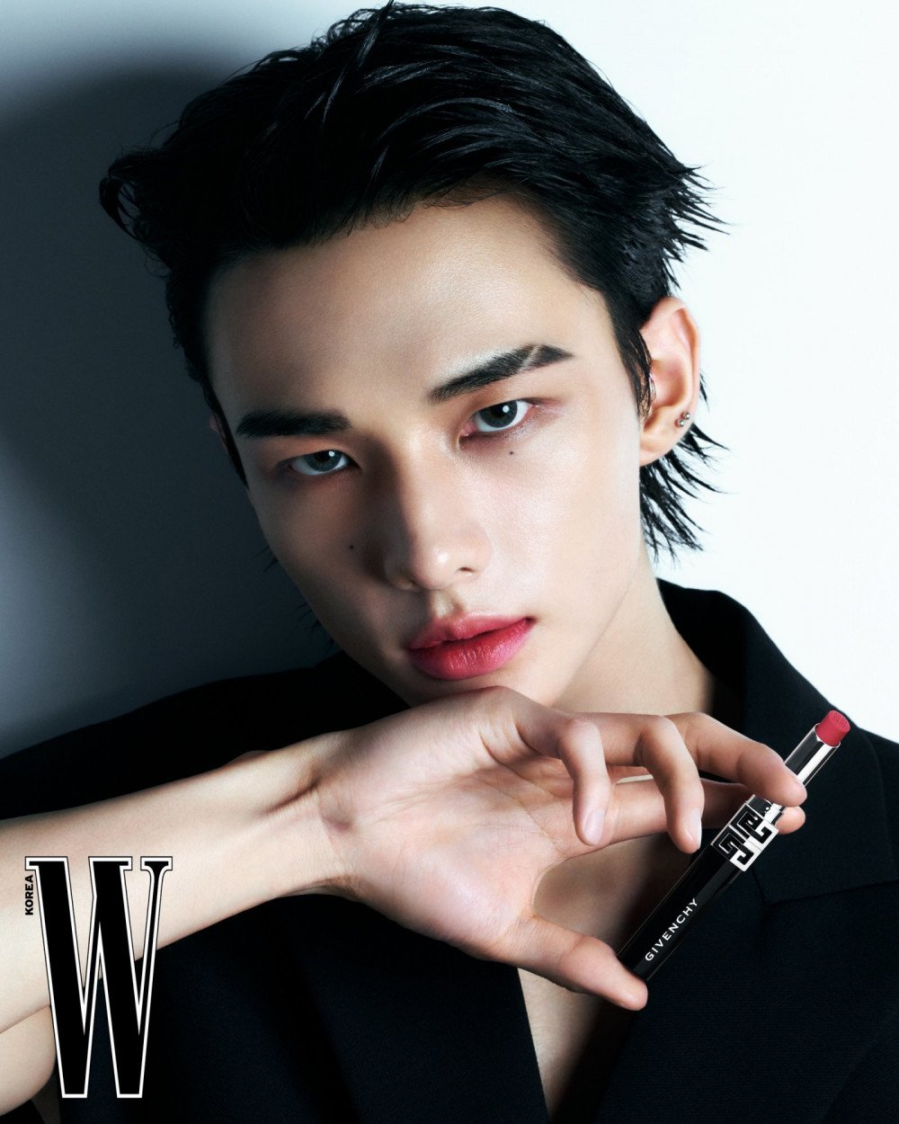 Hyunjin Stray Kids Memukau di Sampul W Korea untuk Givenchy Beauty