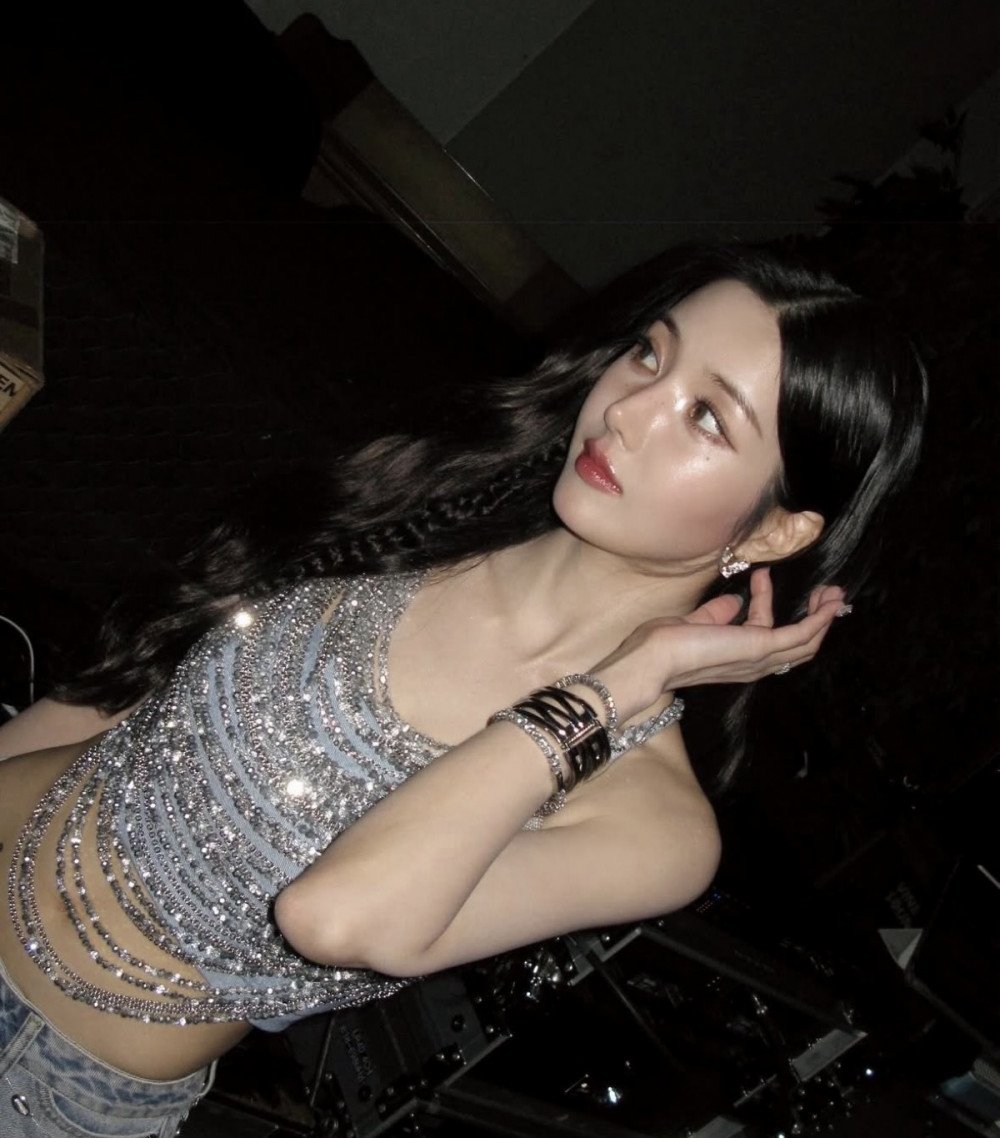 Kwon Eun Bi dengan atasan kristal dan celana denim