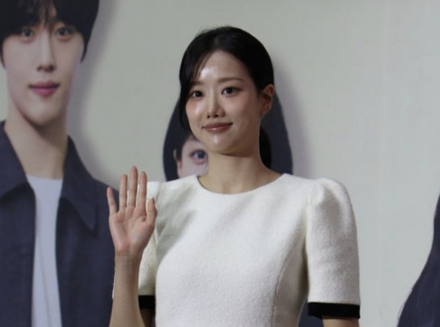 April, Naeun