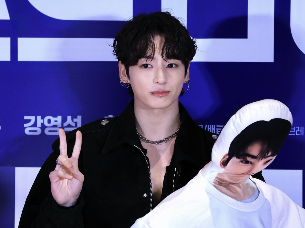 จองกุก BTS ปรากฏตัวในที่สาธารณะอย่างหายากที่งานพรีเมียร์ VIP ของ 'First Ride' เพื่อสนับสนุนชาอึนอู