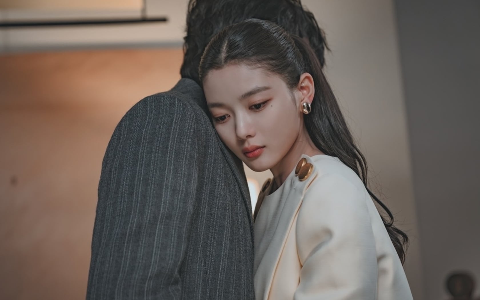 คิมยูจองเพิ่มความคาดหวังสำหรับการเปลี่ยนแปลงที่น่าทึ่งใน 'Dear X' พูดคุยเกี่ยวกับเคมีบนหน้าจอกับคิมยองแด