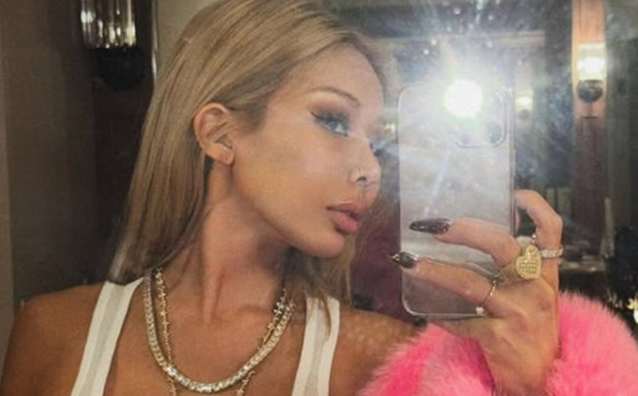 Jessi stuns in bold see-through look with band detail at New York show