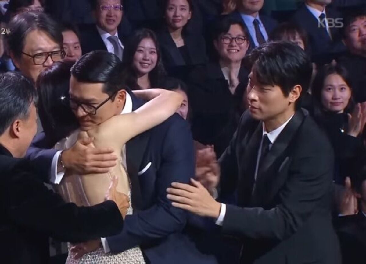 ปาร์คจองมินขโมยซีนในงาน '46th Blue Dragon Film Awards' ขณะกอดฮยอนบิน ♥ ซนเยจิน
