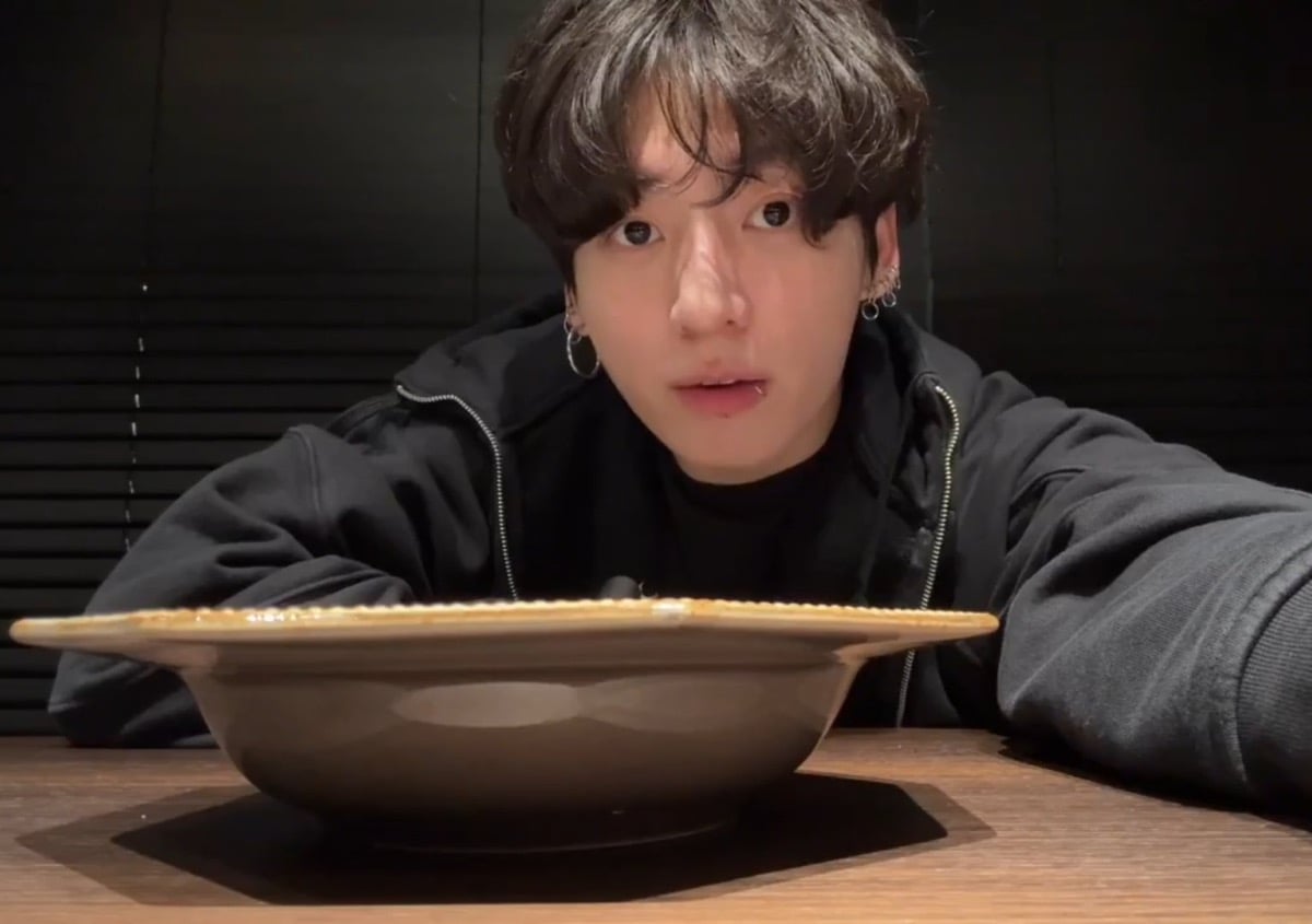 จองกุกทำให้แฟนๆ ประทับใจด้วยสูตร 'พาสต้าเนื้อกุ้งครีมยูนิ' ใหม่ใน Weverse Live