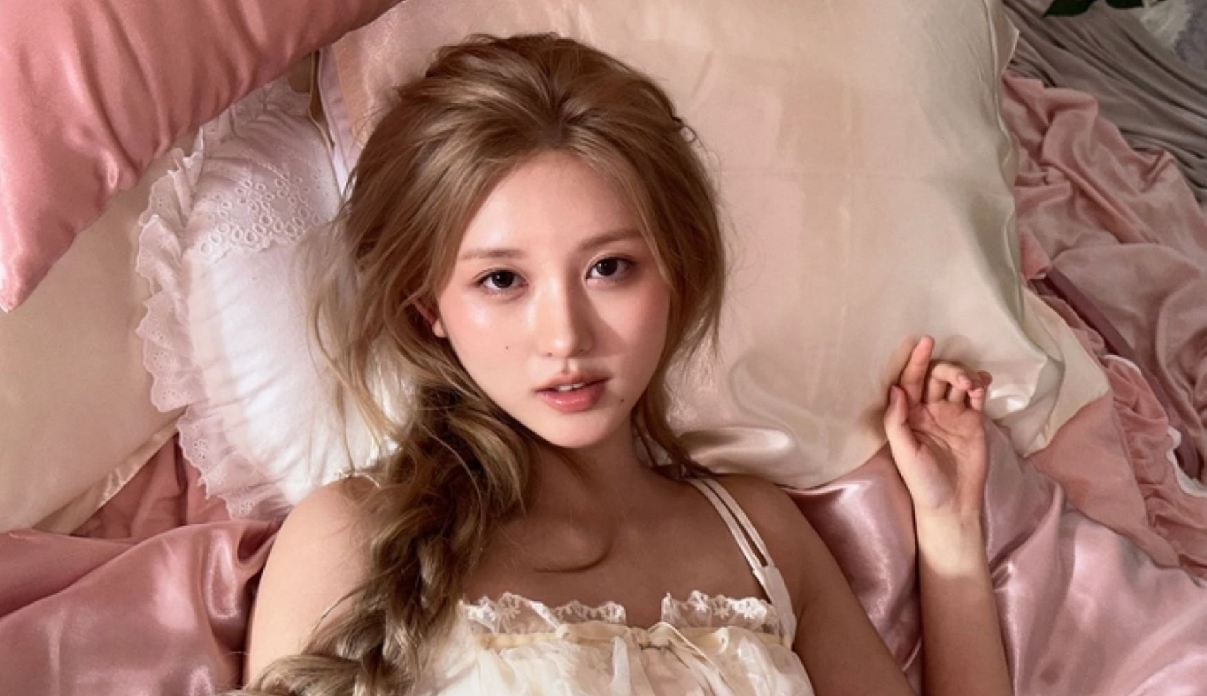 IVE's Gaeul ทำให้แฟน ๆ ตะลึงด้วยภาพลักษณ์ ‘Sleeping Beauty’ ใน Instagram