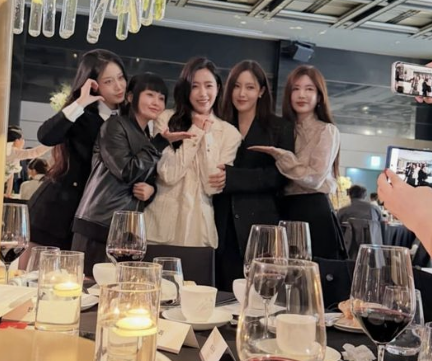 สมาชิก T-ara รวมตัวกันเพื่อเฉลิมฉลองงานแต่งงานของอึนจอง ขณะที่โซยอนไม่สามารถเข้าร่วมได้