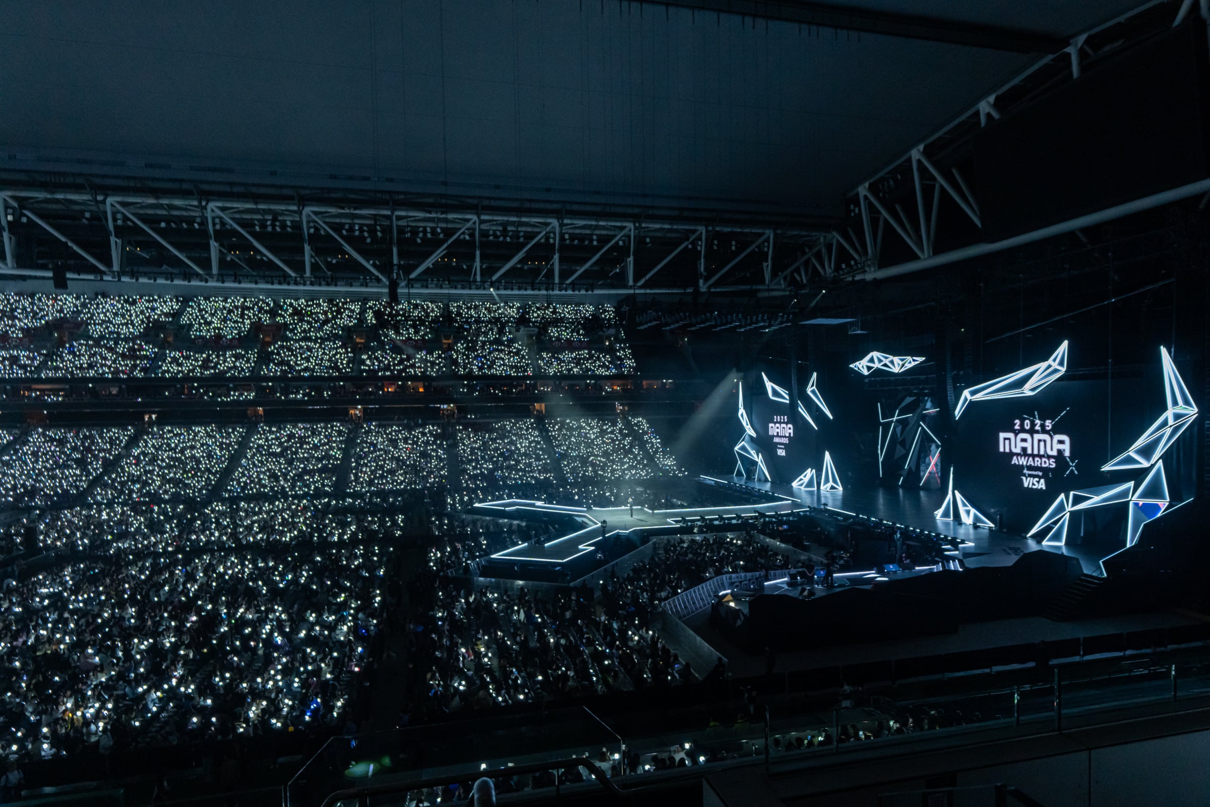 ‘2025 MAMA AWARDS’ สรุปการจัดงานครั้งที่ 26 ด้วยโชว์ที่ขายหมดเกลี้ยงสองคืน