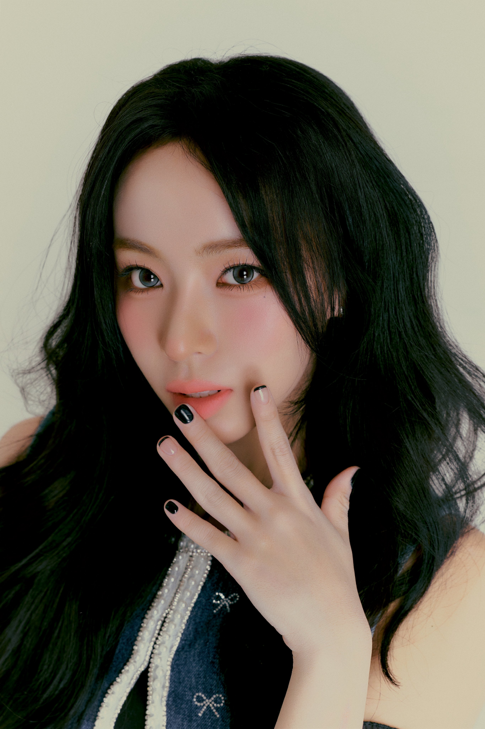 Soha และ Shuie จาก SAY MY NAME แสดงความงดงามที่ดึงดูดใจในภาพทีเซอร์ใหม่สำหรับ '&Our Vibe'