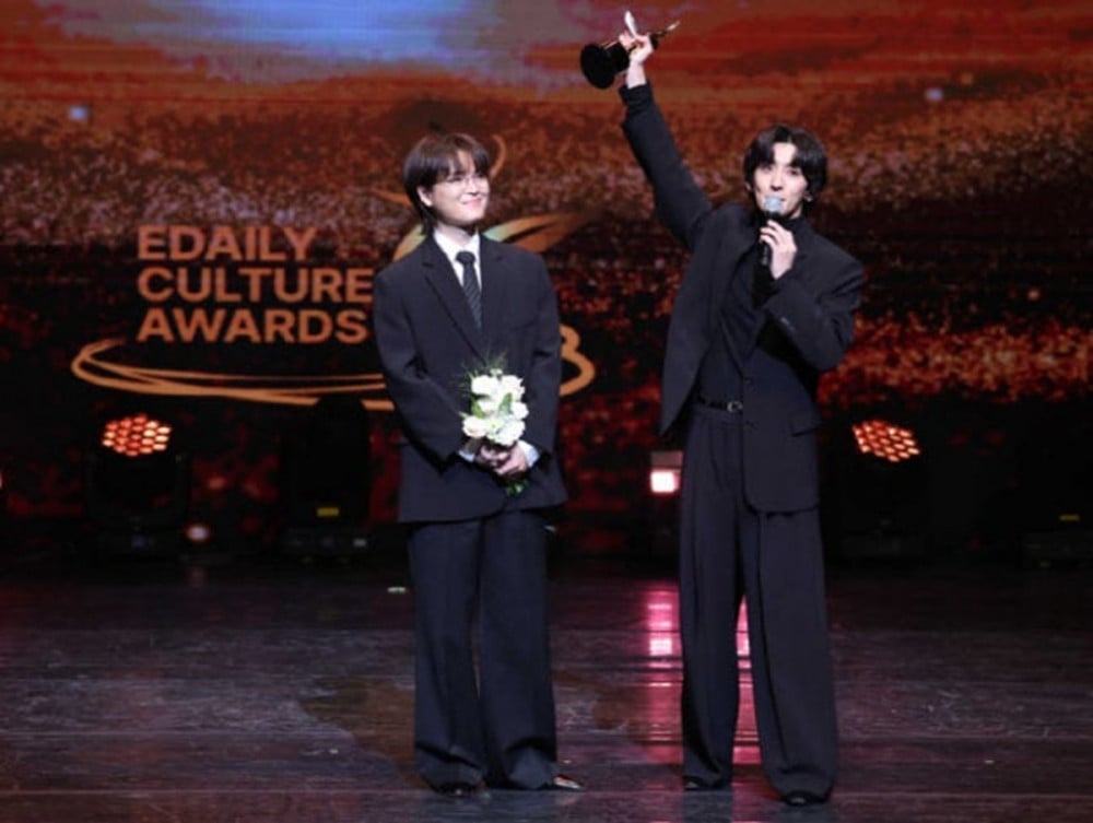 JANNABI lets fans touch their 'Best Concert' trophy, keeping a heartwarming promise