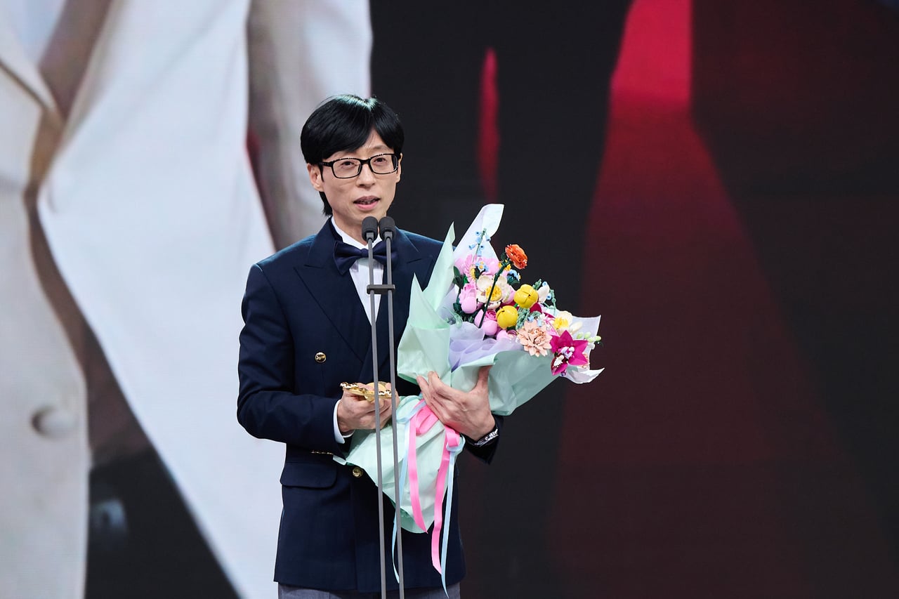 Yoo Jae Suk mentions Lee Yi Kyung in Grand Prize speech at '2025 MBC Entertainment Awards' following his exit from ‘Hangout with Yoo’