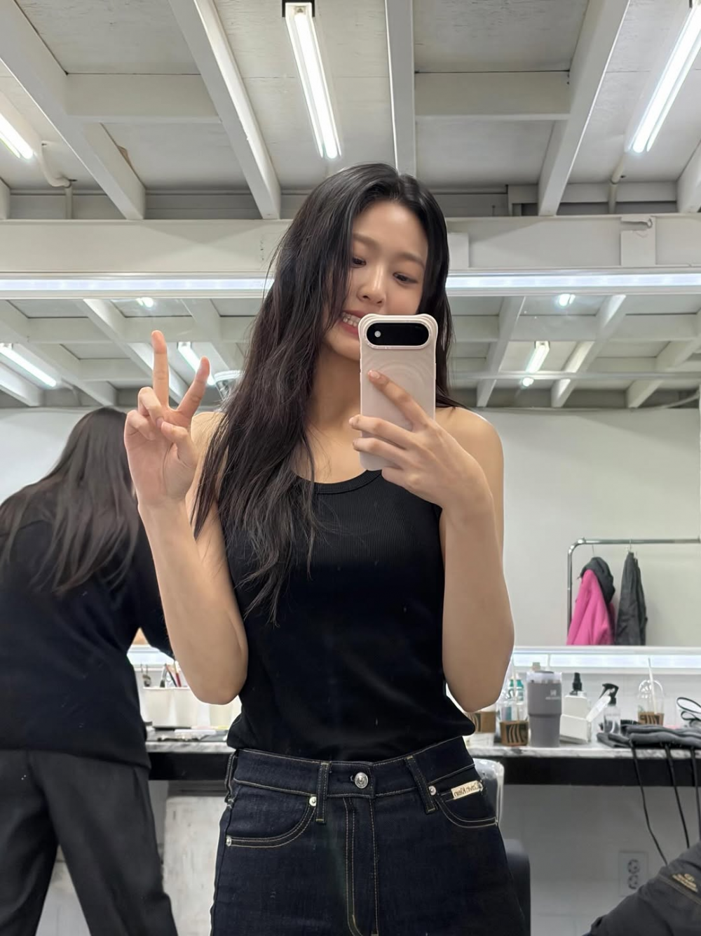 Seolhyun nền nã với trang phục đen