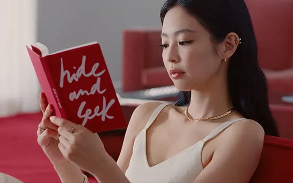 Jennie và Gracie Abrams trong chiến dịch Chanel Coco Crush 2026