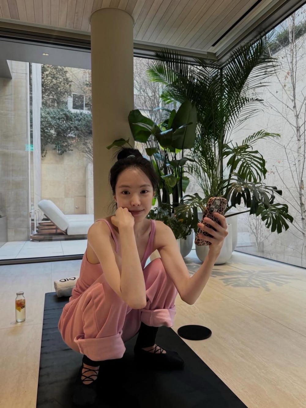 Son Na Eun thư giãn sau tập luyện