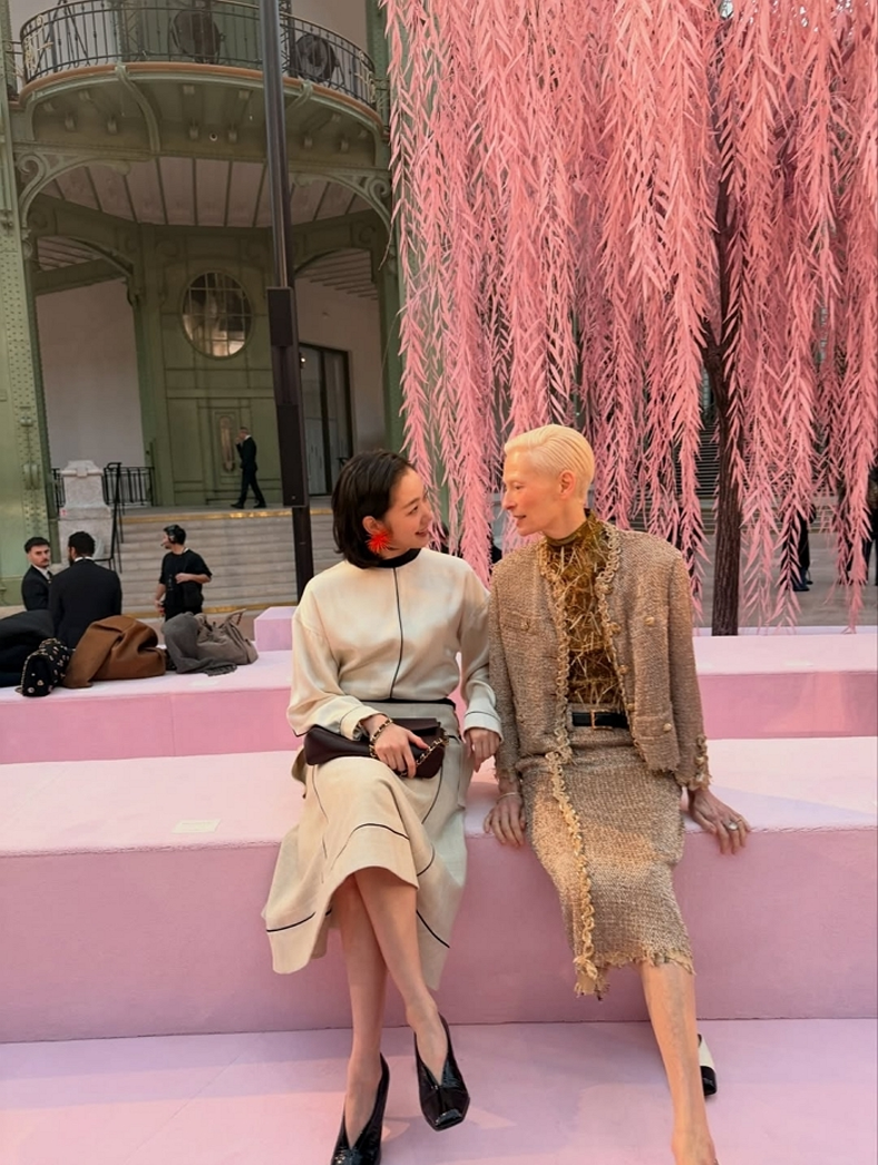 Kim Go Eun và Tilda Swinton trò chuyện thân thiện