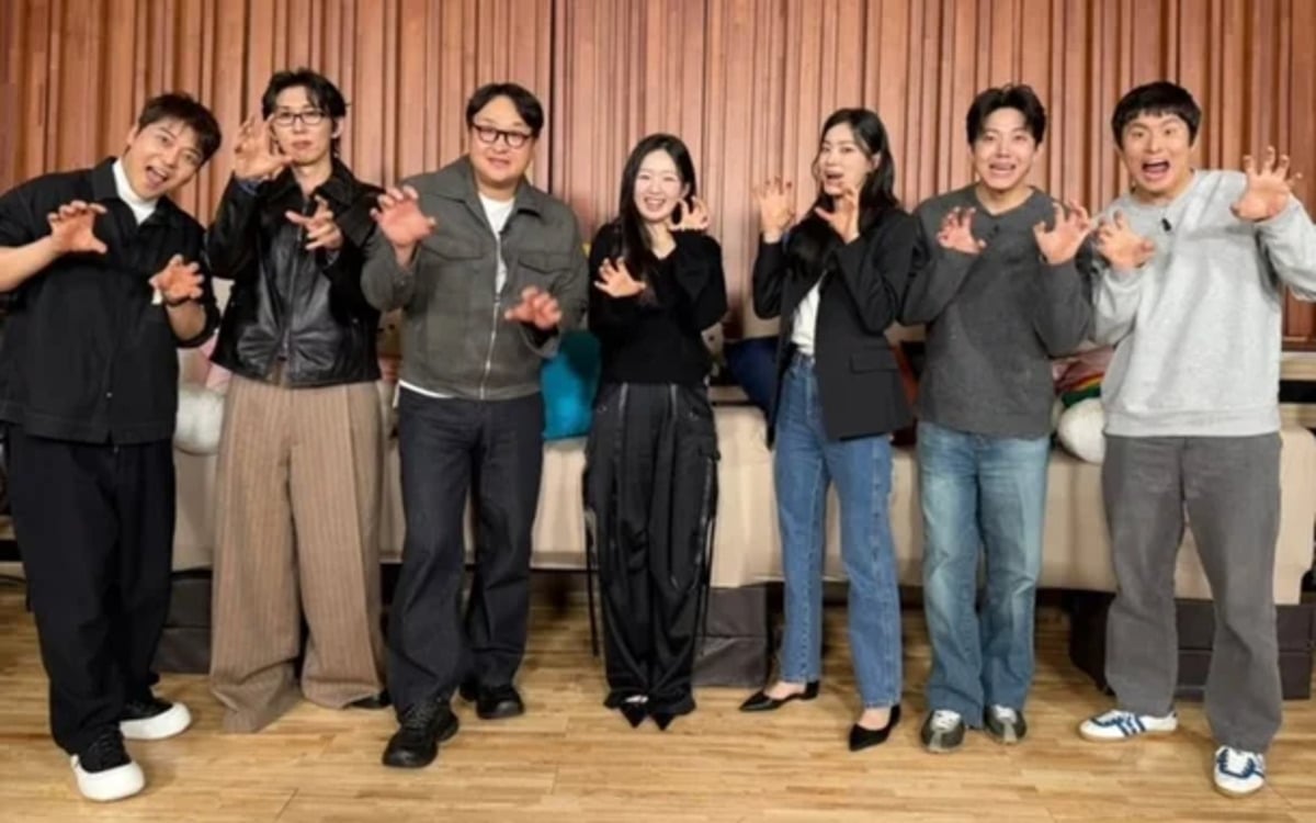 Jun Hyun Moo smiles brightly in ‘I Live Alone’ cast photo despite feud ...