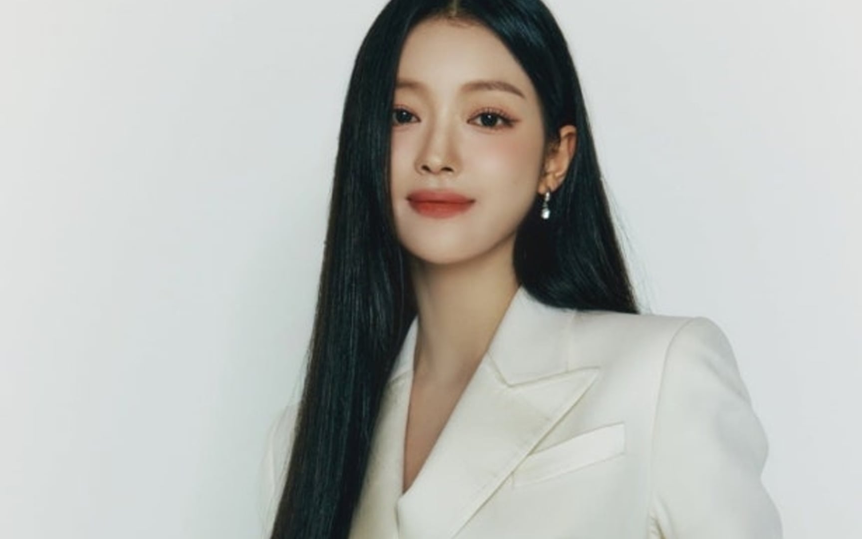 Oh My Girl's YooA says she feels responsible for staff's livelihood as she embarks on acting career