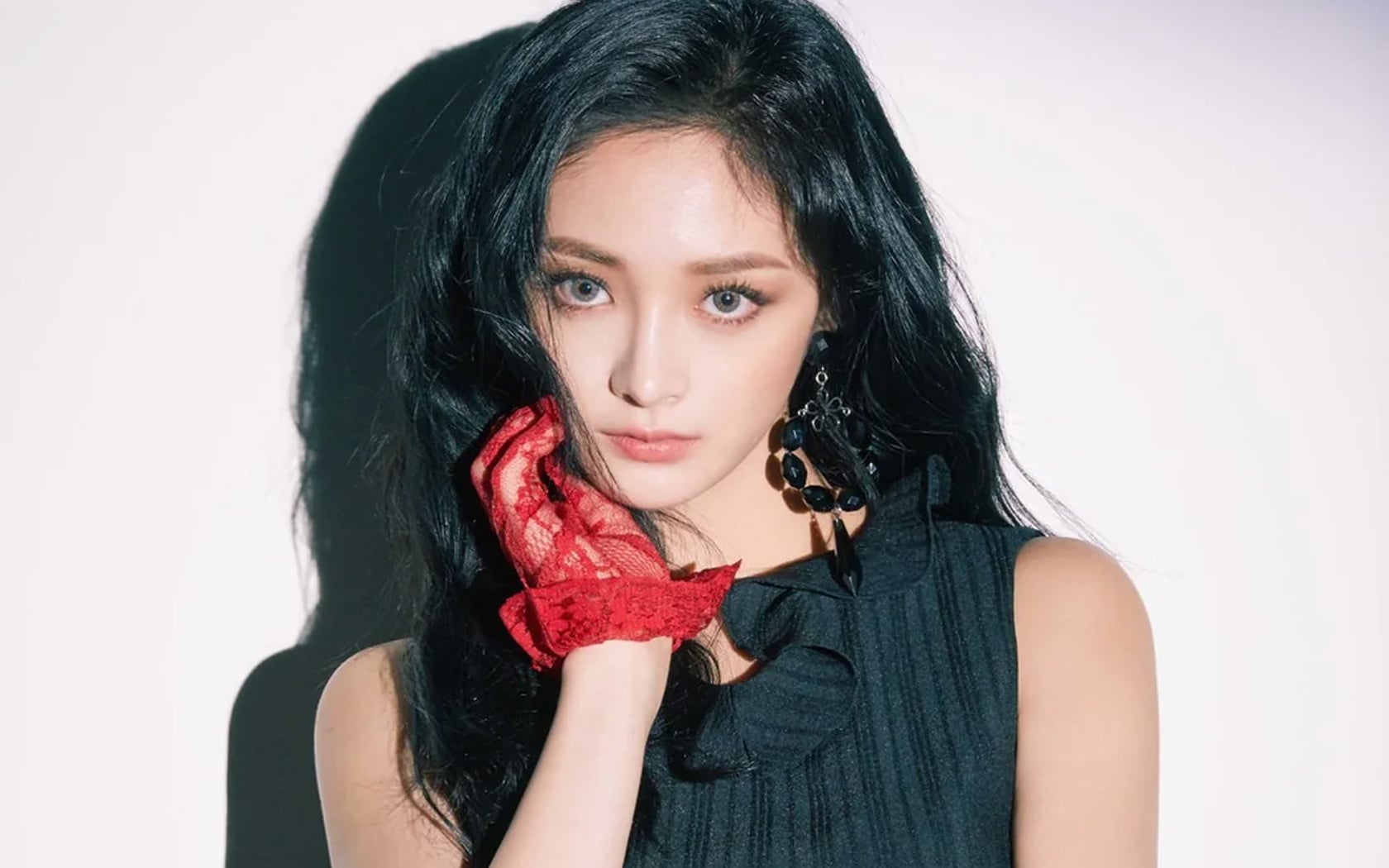 Zhou Jieqiong spotted in Seoul despite reported absence from I.O.I 10th anniversary reunion, sparking fan speculation