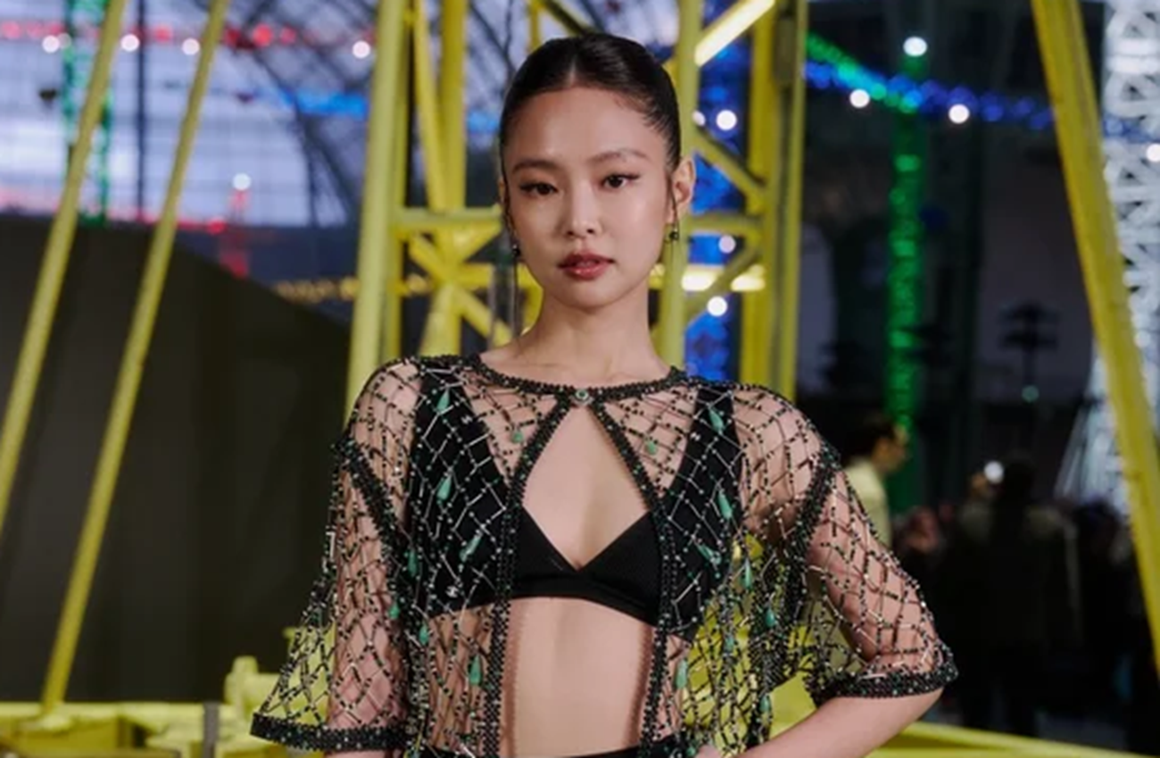 Jennie steals spotlight in daring sheer look in Paris